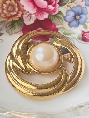 Vintage 80s Style Gold Tone Swirl Brooch Pin • Faux Pearl Accent Classic